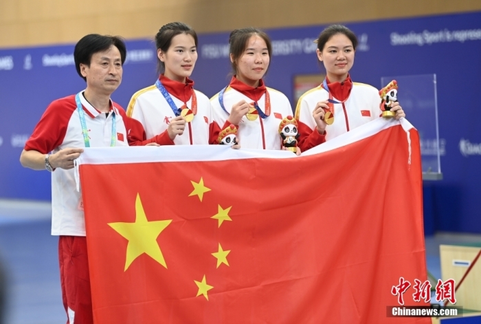 8月1日，第31屆世界大學(xué)生夏季運(yùn)動(dòng)會(huì)女子25米手槍團(tuán)體決賽在四川成都舉行，中國(guó)隊(duì)獲得冠軍。圖為中國(guó)隊(duì)選手熊亞瑄(左二)、林雅茜(右二)、王珂怡(右一)等站在領(lǐng)獎(jiǎng)臺(tái)上合影。<a target='_blank' href='/'><p  align=